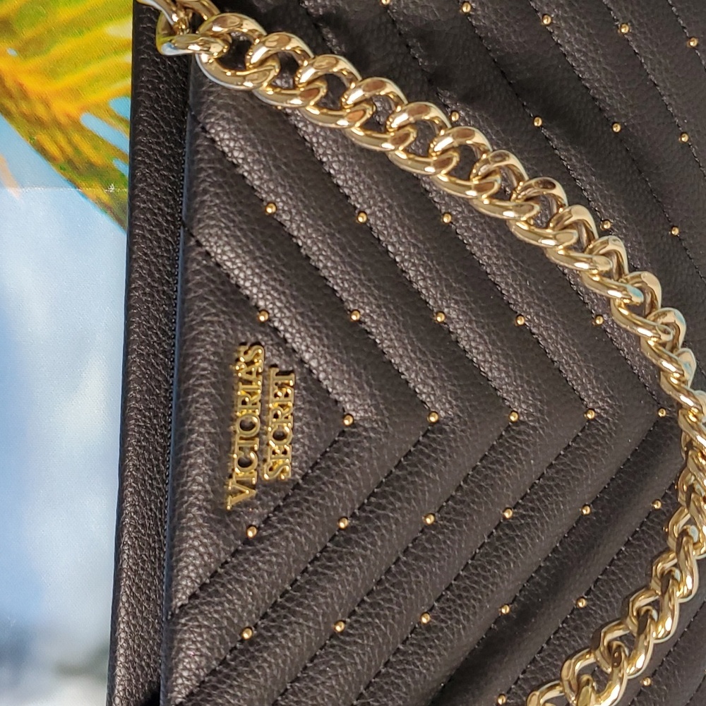 Elegant Black Quilted Shoulder Bag - Picture 2 of 9